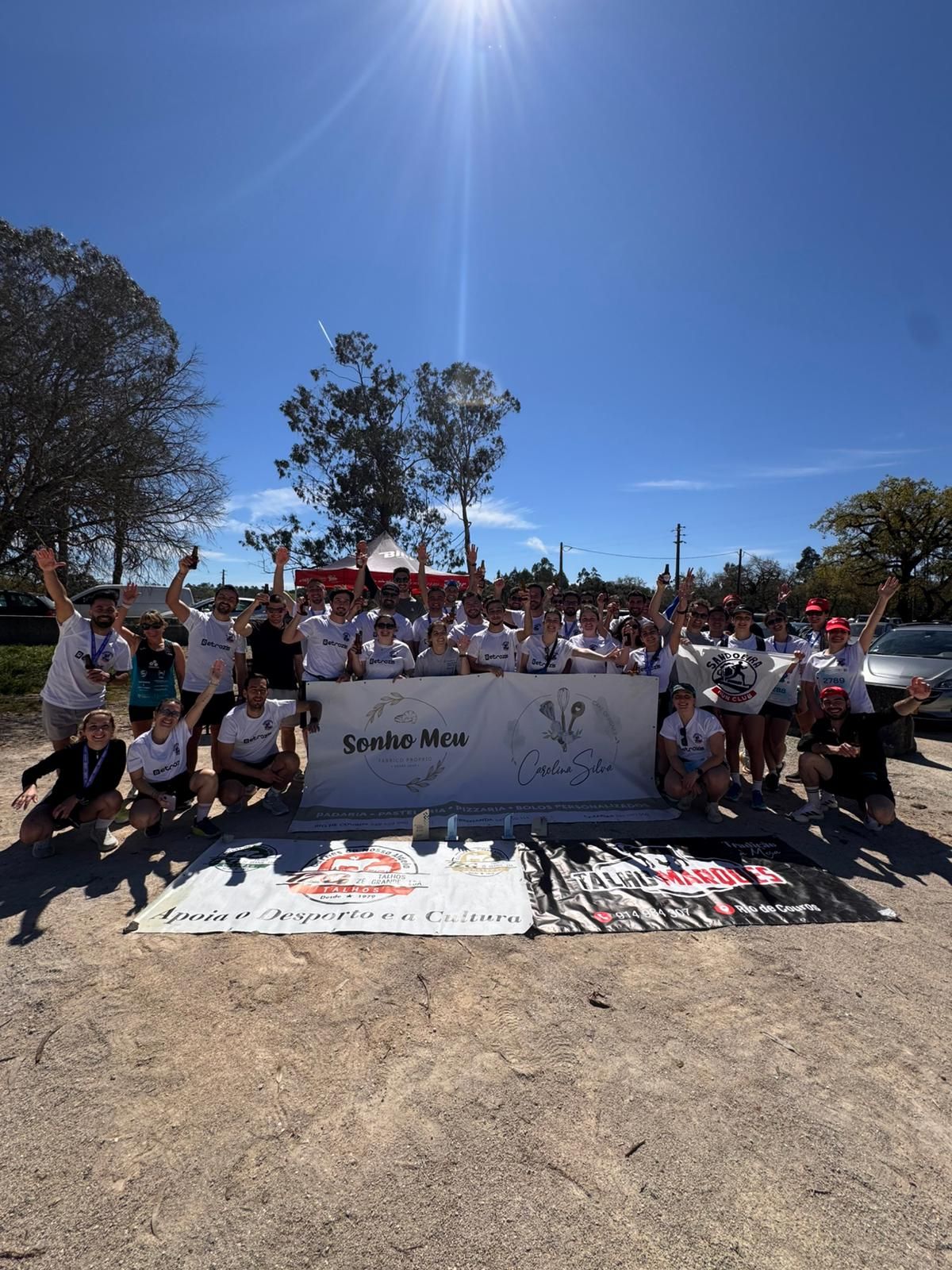 O clube no convívio da Meia Maratona de Fátima 2026, com as lonas dos parceiros que o apoiaram