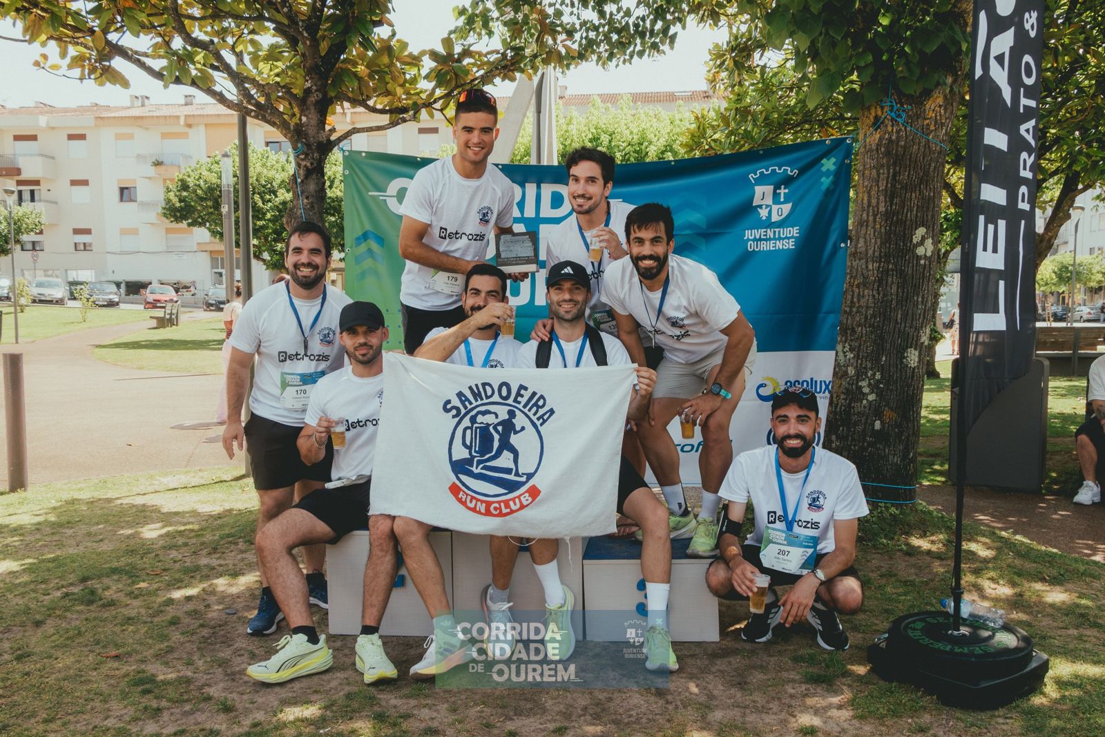 A equipa com a bandeira do clube no pódio da 10K Corrida Cidade de Ourém 2026